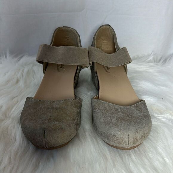 Madeline Stuart Norris Gold/Tan Faux Suede Covered Wedge Heels Sz 8 WIDE… - Picture 2 of 6